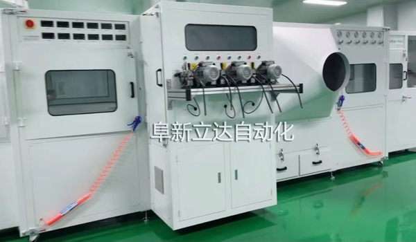 自動(dòng)噴金機(jī)是電容器生產(chǎn)中的關(guān)鍵設(shè)備，規(guī)格有三槍?zhuān)p面四槍、六槍、八槍?zhuān)砂纯蛻?hù)需求定制，阜新立達(dá)自動(dòng)化裝備有限公司