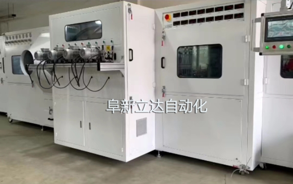 PJ-8八槍雙面自動噴金機具有自動除塵、智能雙面、整潔美觀、運行穩(wěn)定的特點，阜新立達自動化裝備有限公司